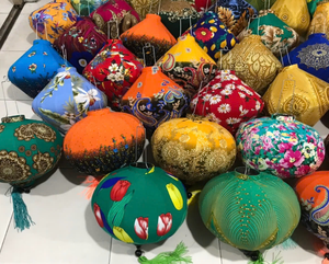 Farol de Seda Hecho a Mano, Elegante Farol Decorativo para Decoración del Hogar, Eventos y Festivales // Sra. Lily - Product Image 4