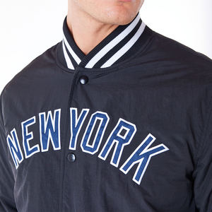 Chaqueta de béisbol con forro de edredón y logotipo bordado de Nueva York para hombre - Product Image 4