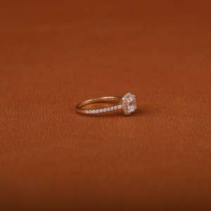 Anillo de Bodas de compromiso de diamante de corte Asscher cultivado en laboratorio chapado en oro sólido de 10KT estilo clásico con diamante certificado IGI glamoroso - Product Image 3