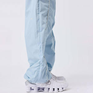 ชุดวอร์มแบบสปอร์ตสองชิ้นสำหรับผู้หญิง มีฮู้ด ผลิตจากโพลีเอสเตอร์ 100% กันลม น้ำหนักเบา มีเชือกผูก กระเป๋า สามารถกลับด้านได้ ลายพิมพ์ - Product Image 4