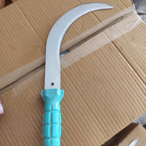 Hoz de Jardín con Dientes de Acero para Césped, Mango de Madera y Plástico, Hoja de 11 Pulgadas, Recubrimiento de Óxido Negro y Zinc, en Oferta - Product Image 1