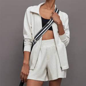 Veste en tricot gris chiné élégante et confortable pour femmes, coupe ajustée avec fermeture éclair à l'avant au design asymétrique unique pour un usage quotidien - Product Image 5