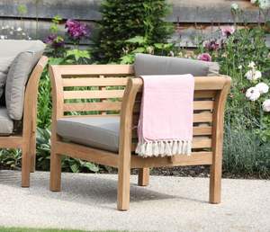 La chaise de canapé Nakula en bois de teck avec des coussins épais et une finition naturelle convient à une utilisation en extérieur. - Product Image 6