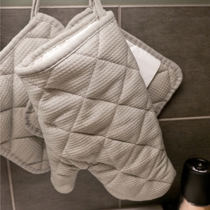 Manoplas de horno de estilo liso de color verde oscuro para cocinar a precio de fábrica 100% manoplas de horno de algodón hechas en la India - Product Image 6