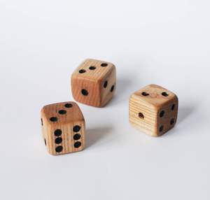 Dados de madera de diseño equilibrado que garantizan un juego justo, dándole a los jugadores confianza en cada lanzamiento durante partidas competitivas, siempre hoy. - Product Image 5