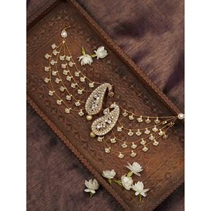 Boucles d'oreilles fines en or plaqué or et en kundan de style Cannes, collection Sonam Chhabra, motif paisley blanc, ME1139 - Product Image 3