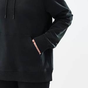 Nouveauté Sweat-shirt à capuche décontracté pour femmes avec logo personnalisé imprimé Noir Vêtement de créateur vintage Sweat-shirt streetwear Col à capuche Hiver - Product Image 4