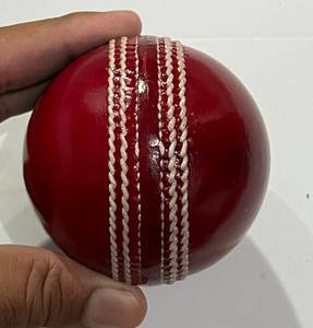 Ballon de cricket rouge cousu à la main, vente en gros, meilleur prix, cuir de haute qualité, ballon de cricket rouge - Product Image 3