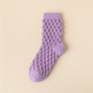 Chaussettes colorées style streetwear pour femme – Chaussettes mi-mollet pas chères pour l'extérieur – Grande vente - Product Image 3