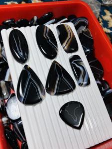 พลอยอาเกตสีดำธรรมชาติคุณภาพสูง รูปทรงคละแบบ ขายส่งโดยตรงจากผู้ผลิต สำหรับทำเครื่องประดับ ราคาขายส่ง - Product Image 2