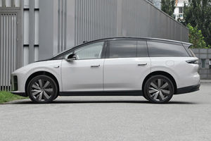 รถ SUV ไฟฟ้า 6 ที่นั่ง ระดับพรีเมียม มือสอง กำลังไฟ 400 กิโลวัตต์ มอเตอร์คู่ ขับเคลื่อนสี่ล้อ ระยะทางวิ่ง 720 กิโลเมตร (มาตรฐาน CLTC) เกียร์อัตโนมัติ ภายในสีเข้ม - Product Image 6