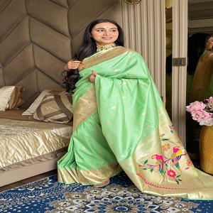 Elegante Sari de Seda Paithani VASTRA COTTAGE con Pallu de Meena Zari Brillante, Diseño Floral de Loro, Borde Muniya y Cuerpo en Tonos Pastel - Product Image 3