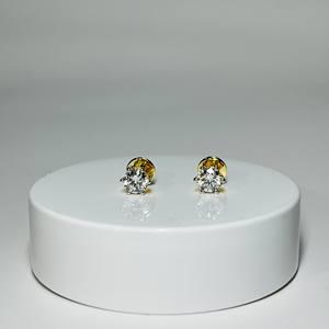 เพชรแล็บทรงบริลเลียนต์ 2.00 กะรัต ความสะอาดระดับ VS1 ได้รับการรับรองจาก GIA ตัวเรือนทองคำ 18k สีเหลือง สไตล์มินิมอล เหมาะสำหรับทั้งชายและหญิง ใช้สำหรับงานแต่งงาน งานหมั้น และงานเลี้ยง - Product Image 1