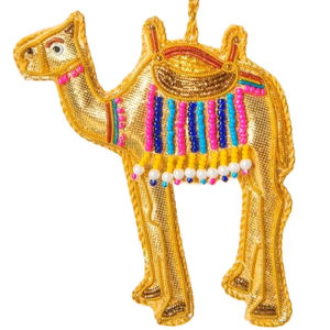 Llavero y accesorio para bolso con diseño de camello, bordado con cuentas de colores dorado y rosa, de la India. - Product Image 1