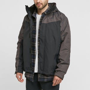 Chubasquero impermeable versátil con múltiples bolsillos y ajuste relajado, ideal para el uso diario - Product Image 1