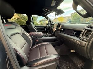 RAM 1500 Rebel X 2025, Cabina Doble 4x4, Bajo Kilometraje, Caja de Cambios Automática, Volante a la Izquierda, Neumáticos R20, Estado Oscuro - Product Image 2