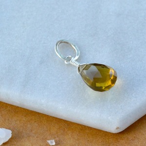 Pendentif en citrine en forme de larme, pierre de naissance de novembre, pierre précieuse jaune, plaqué argent, charme délicat fait à la main, bijoux - Product Image 4