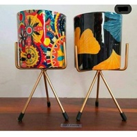 Pots de fleurs en céramique portables de luxe faits à la main forme moderne avec la meilleure finition pour les clubs de restaurants d'escaliers de toit de jardin en plein air