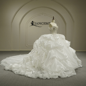 Robe de mariée de bal exclusive GT26056 moderne, style princesse, avec volants, taille empire, traîne chapelle, dentelle et fleurs pour femme - Product Image 2