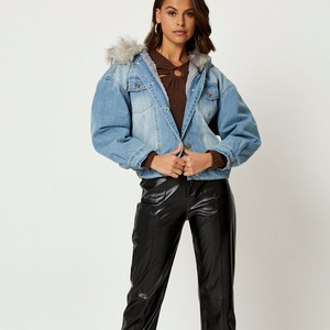 Veste en jean boutonnée oversize pour femme OEM, vêtement décontracté avec jean en denim pour l'automne et l'hiver - Product Image 3