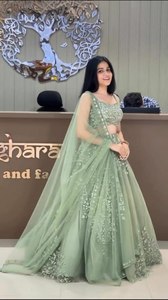 Lehenga Choli élégant en tissu doux et lisse, orné de broderies et de sequins, aux couleurs vives, style Bollywood, pour mariage et soirées. - Product Image 2