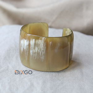 Brazalete C Cónico de Cuerno de Búfalo Blanco Hecho a Mano en Vietnam, Se Aceptan Pedidos al por Mayor y Personalizados - Product Image 2