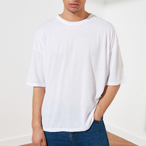 เสื้อยืดผู้ชายทรงโอเวอร์ไซส์ ขอบโค้ง สีขาว ผ้าฝ้าย 100% เป็นมิตรกับสิ่งแวดล้อม แห้งเร็ว สกรีนโลโก้ตามสั่ง โรงงานขายส่งโลโก้แบบกำหนดเอง - Product Image 1