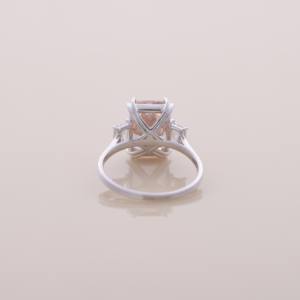 Anillo de Lujo con Tres Piedras de Diamante Cultivado en Laboratorio, Corte Radiante de 4.15ct, Oro Amarillo, Blanco y Rosa de 14K, Chapado en Rodio - Product Image 3