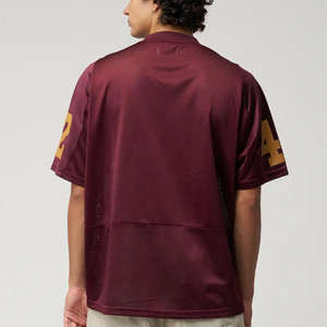 Maillot de football léger avec tissu de texture lisse, conçu pour les jeux en plein air. - Product Image 2