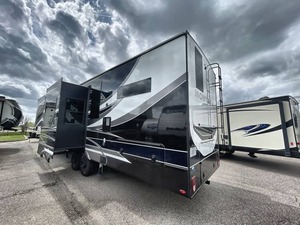 Nueva Caravana Keystone M-o-n-t-a-n-a 3901RK 2025 en Venta para Acampar y Viajar - Product Image 4