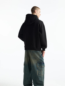 Sudadera con capucha negra premium para hombre con cordones ajustables, bolsillo frontal y ajuste holgado para máxima comodidad - Product Image 3