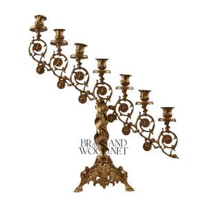 Candelabros de latón antiguo con grabados artísticos ornamentados y múltiples brazos curvos para una elegante decoración Vintage para el hogar - Product Image 1