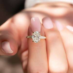 Anillo de Compromiso de Oro de 14K con Corte Radiante y Engaste Invisible, Diamante Cultivado en Laboratorio de 2.50 Quilates con Certificación IGI CVD - Product Image 1