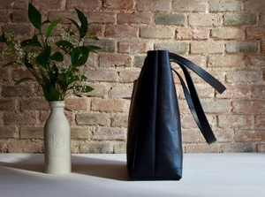 กระเป๋าถือหนังแท้สำหรับผู้หญิง ดีไซน์หรูหรา สไตล์เรโทร สะพายข้างหรือถือได้ พร้อมปรับแต่งสีและโลโก้ได้ รุ่น AV-0013 - Product Image 3