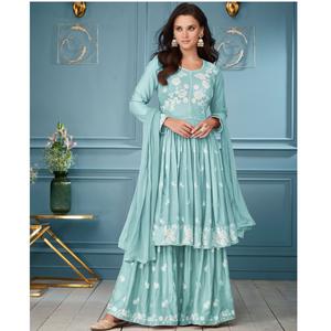 Salwar Kameez paquistaní de calidad superior con patrones únicos y detalles hechos a mano disponibles en cantidad al por mayor - Product Image 1