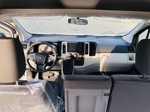 Fourgonnette d'occasion 2018 HIA-CE HI ROOF CARGO >8L V6 BLANCHE Faible Kilométrage Sièges en Cuir Intérieur Clair - Product Image 4