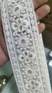 Rubans et lacets brodés à la machine sur mesure dans divers designs et couleurs pour robes de mariée sur filet en blanc - Product Image 4