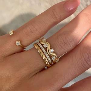 แหวนแต่งงานทรงคลื่นประดับมอสซาไนต์ 2.5 มม. สี D ระดับ VVS สำหรับผู้หญิง แหวนเงินแท้ S925 ดีไซน์ทันสมัย เหมาะสำหรับงานหมั้นและวันครบรอบ - Product Image 3