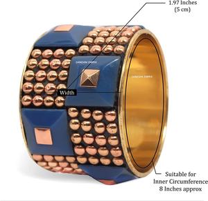 Brazalete de latón hecho a mano con cuentas piramidales de resina azul y tachuelas de latón dorado | Joyería de moda de diseñador para mujer - Product Image 2