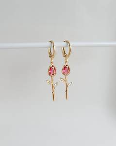 Pendientes de Rosa Rubí Rosa Púrpura, Plata de Ley Natural, Diseño de Rosa Roja y Tallo, Pendientes Huggie Rojos, Regalos para Ella - Product Image 5