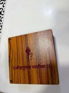 Libro de Oraciones Hanuman Chalisa Hecho a Mano, con Soporte para Exhibición en Mesa Cuadrada, Tela 100% Poliéster, Bordado en Punto de Cruz, para Diwali - Product Image 1