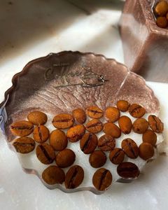 Ensemble de dessous-de-verre en résine faits à la main, épaisseur de 5 mm, résistants à la chaleur, design moderne et luxueux pour la décoration de la maison, adaptés aux cadeaux - Product Image 6