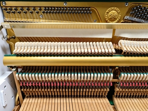 Piano droit Yamaha U1D 88 touches finition blanche style classique touches lestées plancher en bois massif - Product Image 4