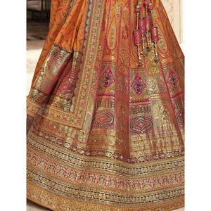 Lujoso Lehenga Choli de Seda Banarasi Naranja con Bordado para Bodas - Product Image 3