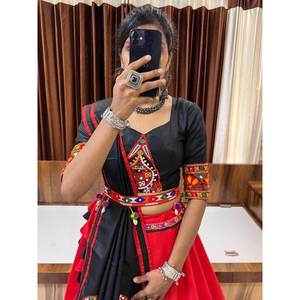 Magnifique ensemble de vêtements pour femmes en coton rouge avec travail Gamthi, Lehenga Choli et Dupatta - Product Image 6