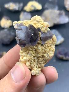 ฟลูออไรต์ธรรมชาติสวยงามจากบาโลจิสถาน ปากีสถาน - ตัวอย่างแร่สีม่วง พลอยหลวม น้ำหนัก 2850 กรัม พลอยเรืองแสง ขายส่ง - Product Image 3