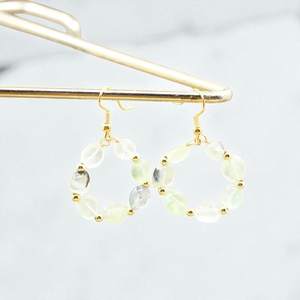 Smooth Tumble Prehnite Stone Hoops Pendientes colgantes-Pendientes DE PLATA 925-Pendientes chapados en oro de 14K al por mayor - Product Image 1