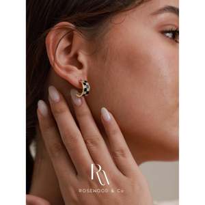 Orecchini a cerchio trendy a scacchiera bianchi e neri con zirconi CZ leggeri, placcati oro, anallergici - Product Image 4