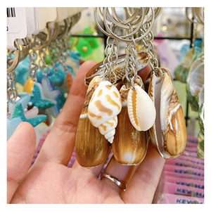 Porte-clés en coquillage fabriqué avec du matériau de coquillage poli, adapté aux cadeaux de porte-clés et aux ventes de souvenirs de voyage au Vietnam - Product Image 4