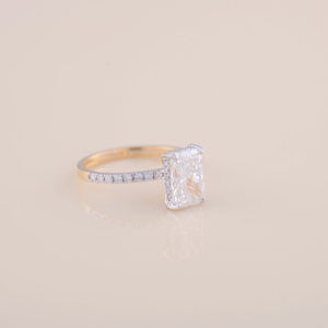 Anillo de compromiso de oro amarillo, blanco y rosa de 9K con diamante cultivado en laboratorio de corte radiante de 1.10 ct y pavé redondo de 0.304 ct - Product Image 4